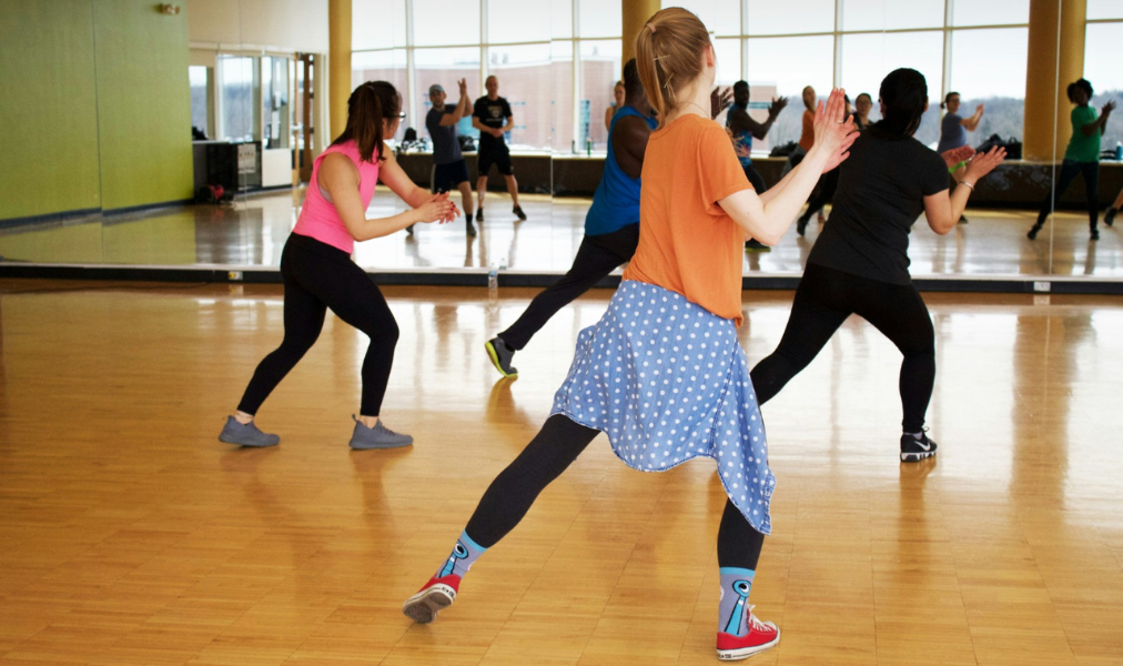 Pessoas praticando dança consciente durante o Setembro Amarelo como forma de autocuidado