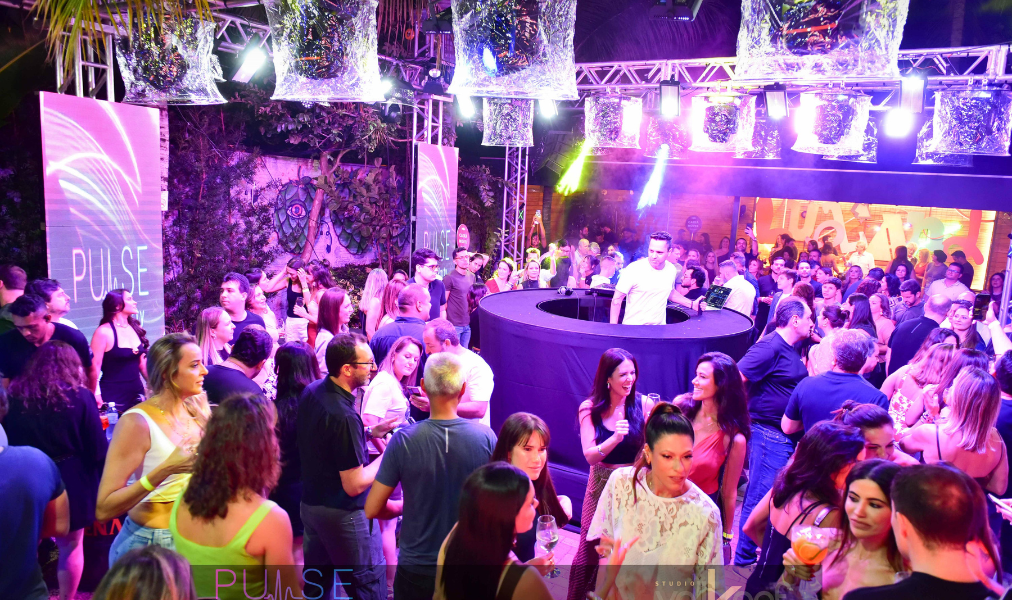Público curtindo a primeira edição do Desier em Campo Grande com DJs no palco