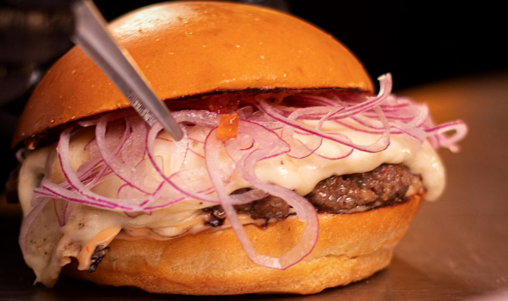 Hambúrguer Kãoboy com linguiça de Maracaju, geleia de pimenta e queijo regional