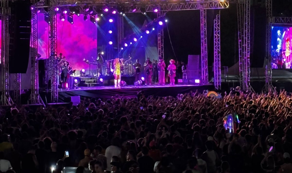 Liniker cantando no palco do MS Ao Vivo em Campo Grande